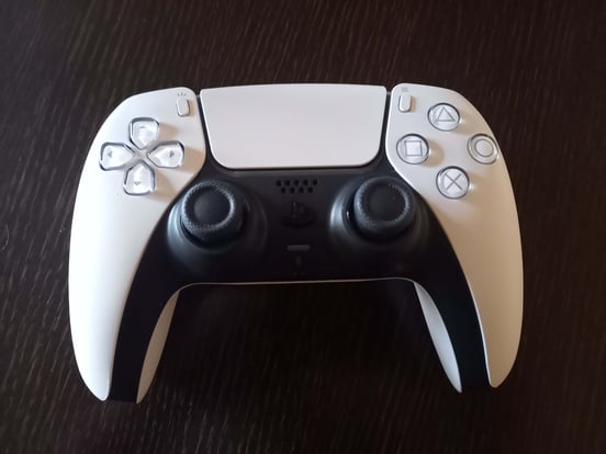 PS5, DualSense : les produits du 30e anniversaire PlayStation ne coûteraient pas (trop) cher