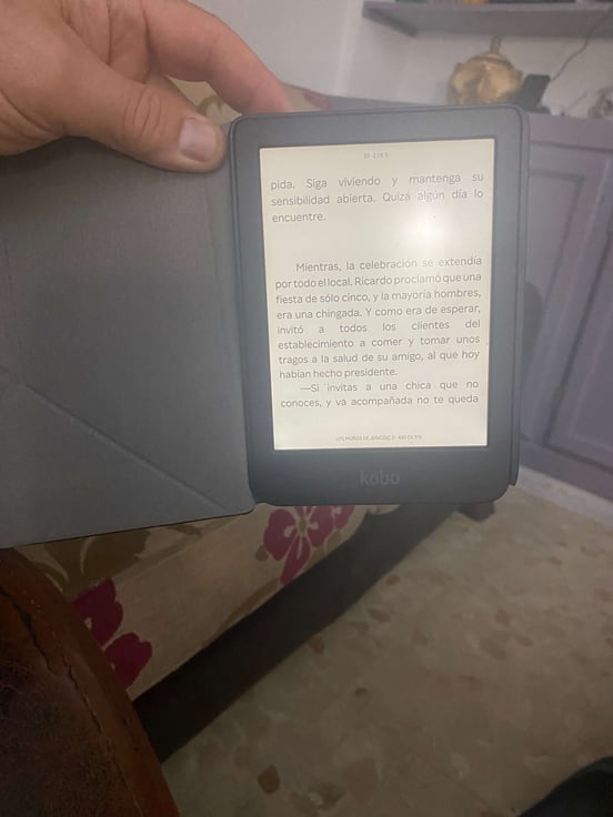 Kobo Clara 2E SleepCover Hülle – Korallenrifforange, Mit Wake/Sleep & Integriertem Ständer